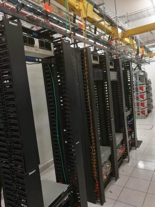 Pasillo de racks en un SITE