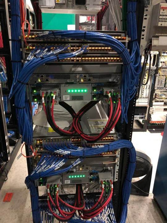 Rack con cableado estructurado y switches