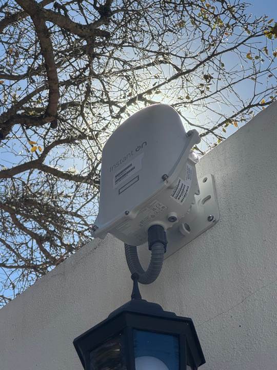 Antena de enlace inalámbrico instalada en muro