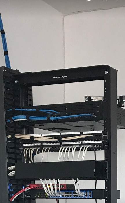Gabinete con patch panel y switch